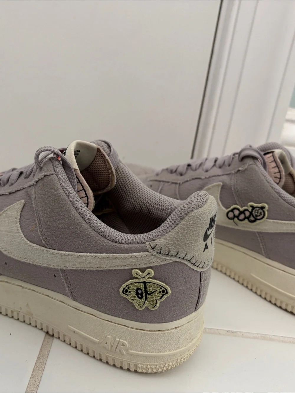 Nike Kids Low-Top Sneakers in Light Gray and Cream